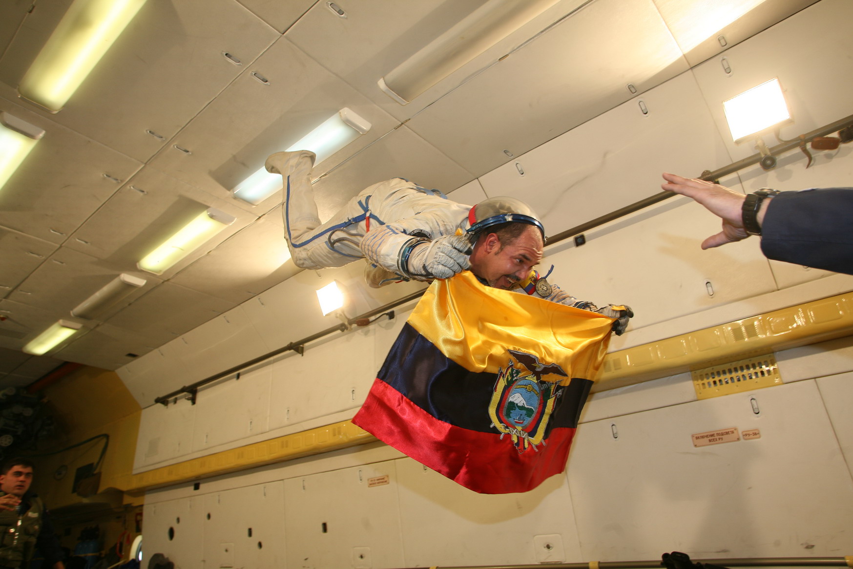 Ronnie Nader flota con la bandera ecuatoriana, la tricolor