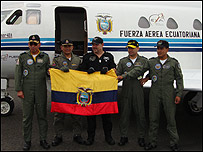 Ronnie Nader con miembros de la Fuerza Aérea Ecuatoriana